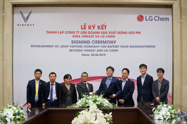 LG화학과 베트남 빈패스트 관계자들이 5일(현지시간) 베트남 하노이에서 전기차 배터리 생산 등을 위한 합작법인(VLBP)을 설립하기로 하고 협력을 다짐하고 있다. /사진제공=LG화학