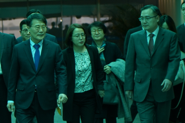 7일 베이징에 도착한 장하성(왼쪽) 신임 주중국 한국대사가 영접 나온 장서핑(오른쪽) 중국 외교부 아주사(국) 참사관과 환담을 나누며 서우두공항을 걸어 나오고 있다.