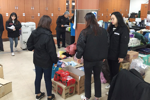 7일 강원도 고성군 토성면 행정복지센터에 관계자들이 전국에서 산불 피해민들을 위해 보낸 구호물품들을 살펴보고 있다. /고성=연합뉴스