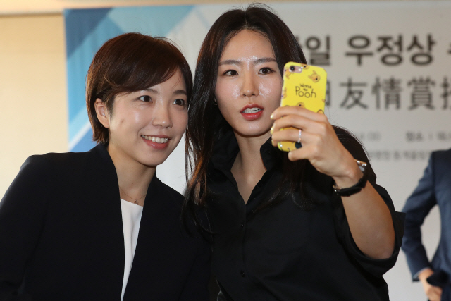 이상화(오른쪽)와 고다이라 나오가 한일 우정상 수여식에서 휴대전화로 셀피를 찍고 있다. /연합뉴스