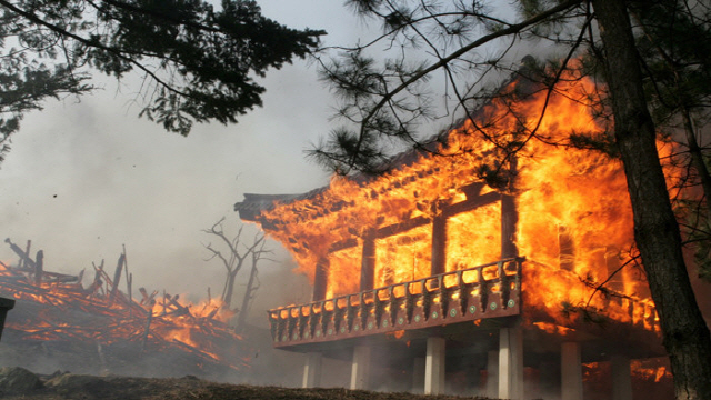 지난 2005년 4월 강원 양양 산불 당시 천년 고찰 낙산사가 화마에 휩싸여 무너지고 있다./연합뉴스