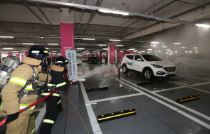 인천국제공항공사가 국가안전대진단 기간 중인 지난 달 27일 인천공항 제2여객터미널 주차장에서 소방시설을 점검하고 있다. /인천=연합뉴스