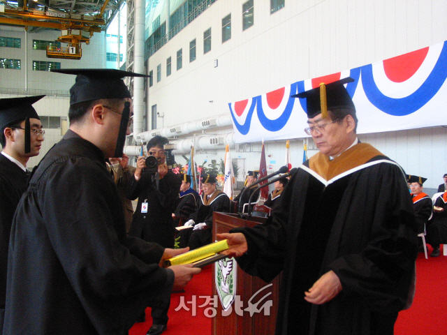 조 회장은 정석대학의 졸업식에 직접 참여해 직원들의 평생교육을 격려했다.