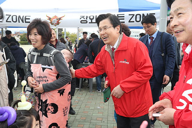 지난달 30일 황교안 자유한국당 대표가 강기윤 후보 선거유세를 지원하기 위해 창원축구센터를 찾아 장외에서 시민들에게 인사하고 있다./사진제공=자유한국당