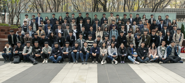 6일 서울 서초구에 위치한 비트컴퓨터 사옥 앞에서 조현정재단 장학생들이 단체로 웃음을 보이고 있다./사진제공=비트컴퓨터