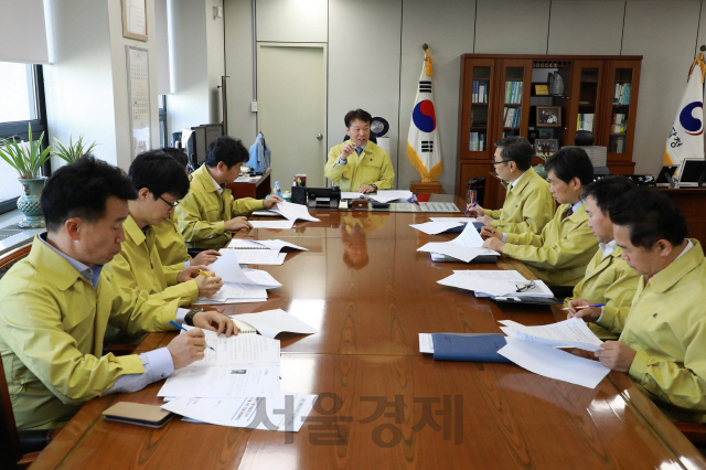 정무경(사진 오른쪽에서 다섯번째) 조달청장이 강원 산불 피해와 관련 대책회의를 주재하고 있다. 사진제공=조달청