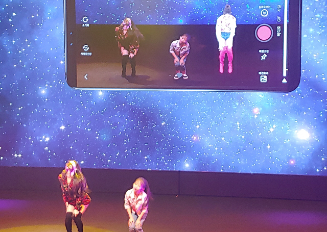 LG유플러스가 8일 서울 올림픽공원에서 열린 ‘코리안 5G 테크 콘서트’에서 가수 청하와 어린이 인기 유튜버 어썸하은이 함께 춤을 추는 ‘U+5G 드림콘서트’를 선보이고 있다./사진제공=LG유플러스