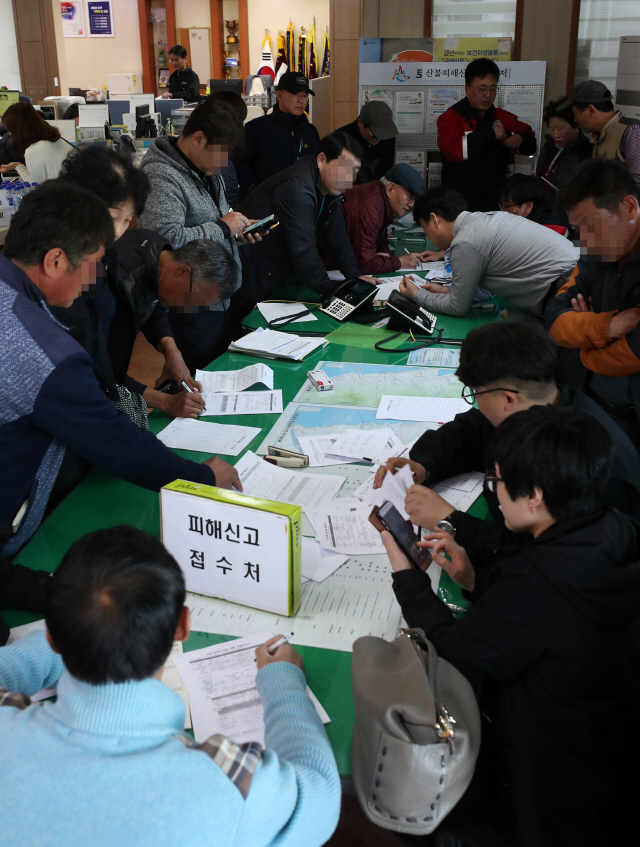 8일 강원도 고성군 토성면 행정복지센터에서 산불 피해민들이 신고서를 작성하고 있다.     /고성=연합뉴스