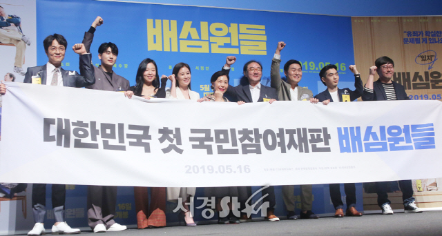 배우 문소리, 박형식, 백수장, 윤경호, 조한철, 김홍파, 조수향, 김미경, 홍승완 감독이 8일 서울 강남구 압구정로에 위치한 CGV 압구정에서 열린 영화 ‘배심원들’ 제작보고회에 참석해 포즈를 취하고 있다.