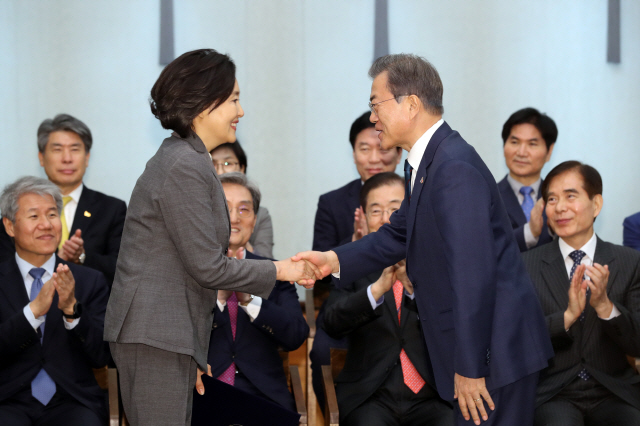 文 “박영선, 대-중기 상생 활동 많이 해” 朴 “강한 중기부 될 것”