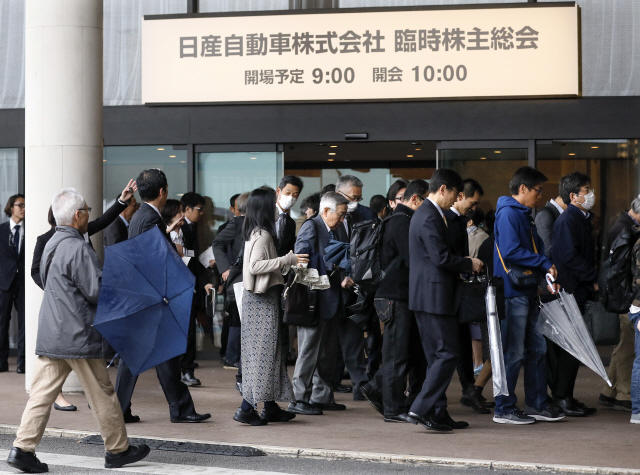 일본 닛산자동차 주주들이 8일 오전에 열린 임시주주총회에 참석하고 있다. /도쿄=EPA연합뉴스