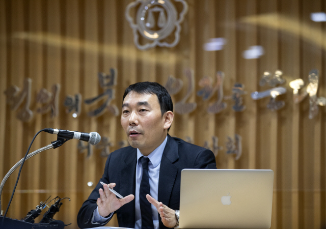 김용민 검찰과거사위원회 김학의 사건 주무위원이 8일 서초구 서울변호사회관에서 열린 김학의 전 법무부 차관 출국금지 과정에 대한 기자간담회에서 발언하고 있다./연합뉴스