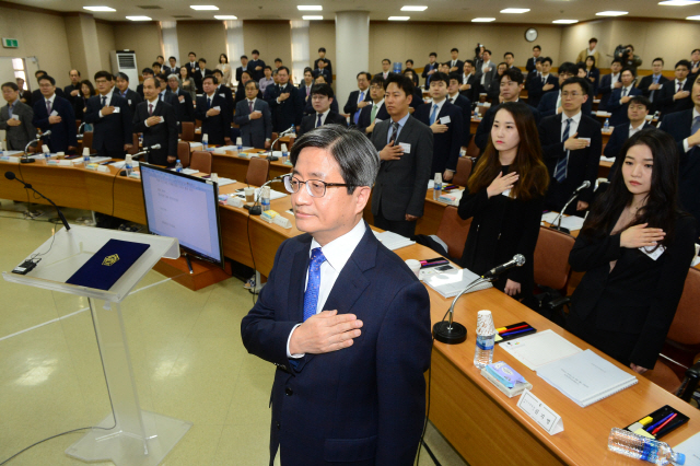 국민의례 하는 김명수 대법원장      (고양=연합뉴스) 사법행정권 남용을 견제하기 위해 지난해 상설화된 전국법관대표회의가 올해 첫 활동을 개시한 8일 경기 고양시 사법연수원에서 김명수 대법원장과 법관 대표들이 국민의례를 하고 있다. 2019.4.8      photo@yna.co.kr  (끝)      <저작권자(c) 연합뉴스, 무단 전재-재배포 금지>