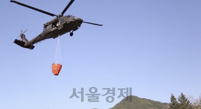 지난 주말 강원 산불에 투입된 주한미군 소속 UHM-60 블랙호크 헬기가 진화 작업을 벌이고 있다./US ARMY 트위터 영상 캡처