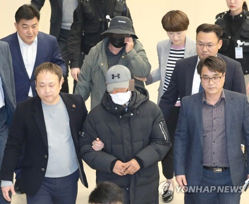 래퍼 마이크로닷 부모가 8일 오후 인천국제공항을 통해 귀국한 뒤 경찰에 체포돼 공항을 빠져나가고 있다. / 사진=연합뉴스