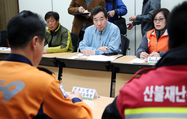 이낙연 국무총리가 9일 강원도 속초 LH속초연수원에서 이재민과 소상공인, 농업인 대표, 자원봉사 대표 등의 발언을 듣고 있다./연합뉴스