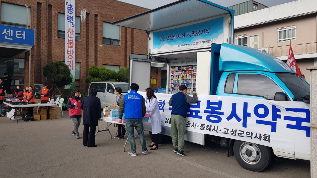 강원도 고성군 토성면 사무소 앞에 있는 동아쏘시그룹 봉사약국 트럭
