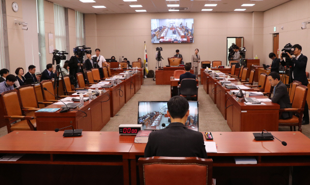 9일 국회 인사청문회가 정회된 가운데 문형배 헌법재판관 후보자가 회의 속개를 기다리고 있다. /연합뉴스