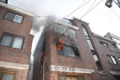 8일 서울 은평구의 한 다세대주택에서 불길이 치솟고 있다./사진제공=서울 은평소방서