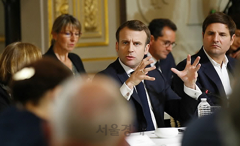 에마뉘엘 마크롱 프랑스 대통령(가운데)이 지난달 엘리제궁에서 열린 토론회에서 발언하는 모습. /연합뉴스