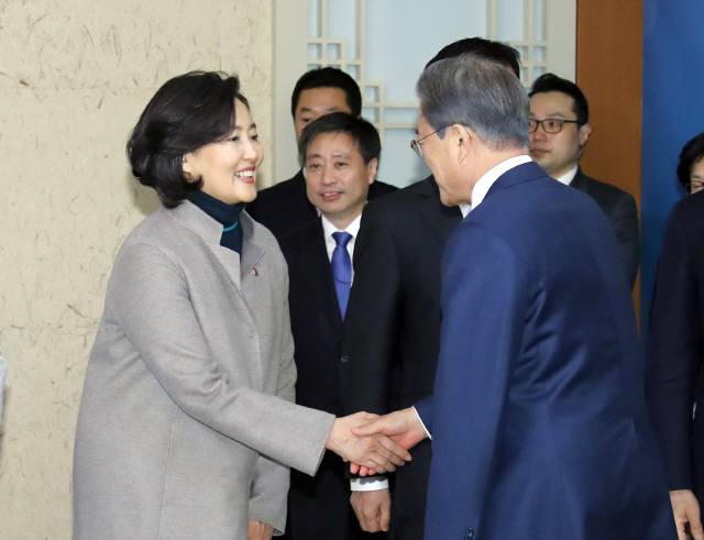 문재인 대통령이 9일 오전 청와대에서 열린 국무회의 전 열린 차담회에서 박영선 중소벤처기업부 장관 등 신임 국무위원들과 인사하고 있다. /연합뉴스