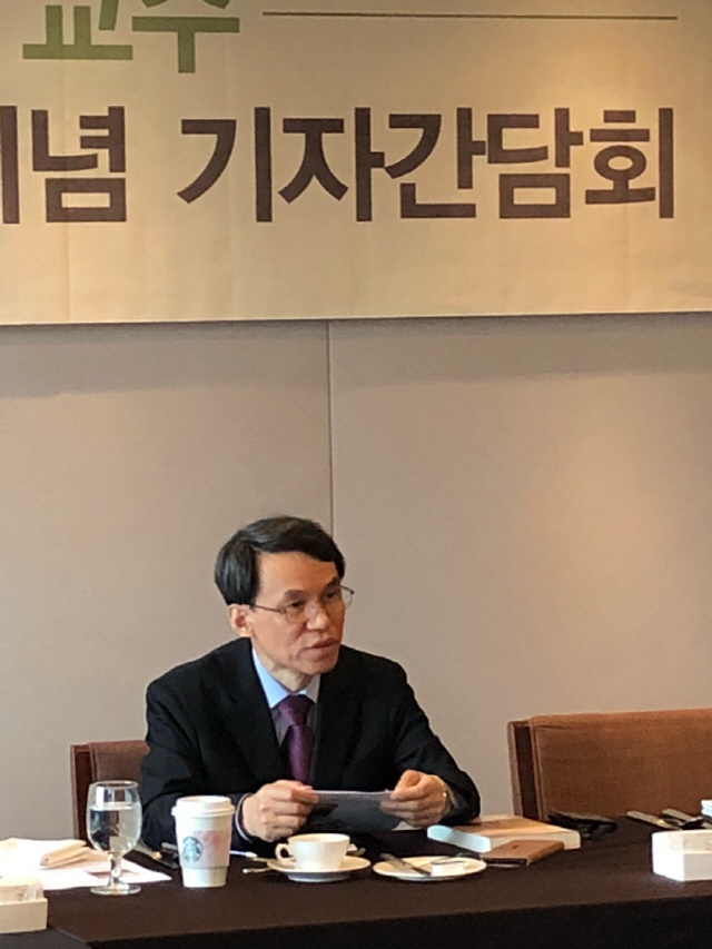 박찬승 한양대 교수가 9일 중구 프레스센터에서 열린 ‘1919’ 출간 기념 기자 간담회에 참석해 취재진의 질문에 대답을 하고 있다.