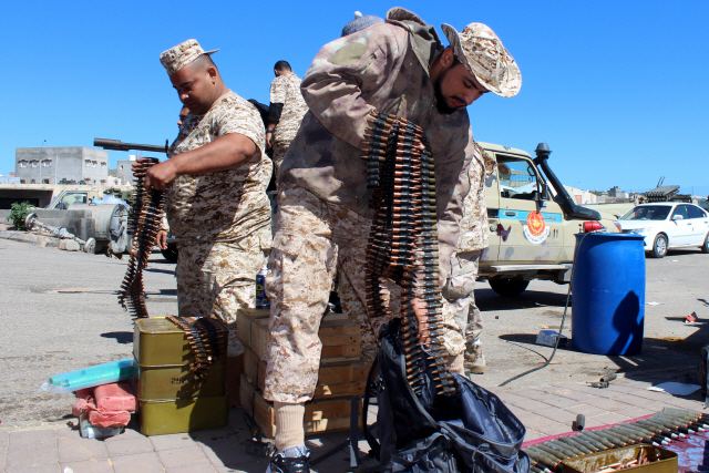 리비아 통합정부군 소속 미스라타(북서부 항구도시) 민병대 대원들이 8일(현지시간) 수도 트리폴리에서 전선으로 떠나기에 앞서 무기와 탄약을 준비하고 있다. /트리폴리=EPA연합뉴스