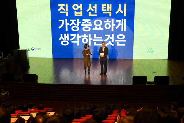 김재현(사진 오른쪽) 산림청장이 청년 토크콘서트 ’청문청답‘에 참석해 산림일자리 정책을 소개하고 청년들과 질의응답을 갖고 있다. 사진제공=산림청