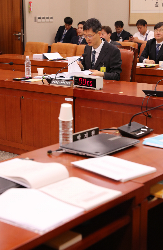 9일 국회 인사청문회가 정회된 가운데 문형배 헌법재판관 후보자가 회의 속개를 기다리고 있다. /연합뉴스