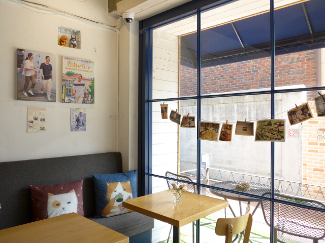 카페 내부의 벽면에 영화 ‘자유의 언덕’ 포스터를 비롯한 다양한 전시물이 걸려 있다.