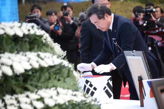 이낙연 국무총리가 9일 오후 인천국제공항 제1터미널에서 ‘3·1운동 및 대한민국임시정부 수립 100주년’을 맞아 이재수·강영각·김태연 애국지사의 유해를 모신 후 헌화와 분향을 하고 있다./연합뉴스