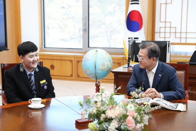 문재인 대통령이 지난 8일 청와대 여민1관 집무실에서 ‘안중근 사건공판 속기록’ 등 근대역사기록 4점을 국가에 기증한 조민기 학생과 가족을 초대해 면담하고 있다. /사진제공=청와대