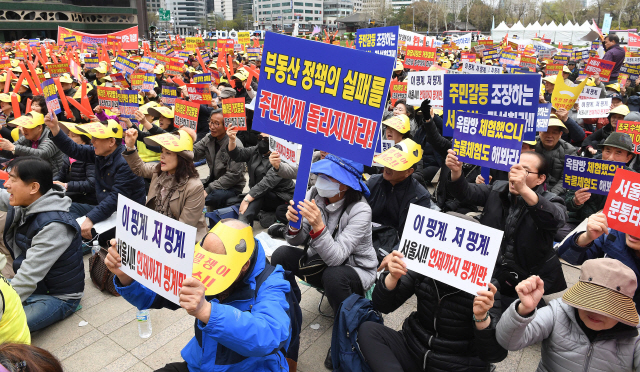 잠실 주공5단지 주민들이 9일 서울시청 앞에서 재건축 절차를 조속히 이행하라며 시위를 벌이고 있다./이호재기자