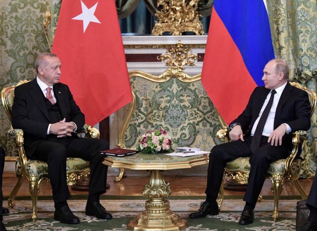 8일(현지시간) 블라디미르 푸틴(오른쪽) 러시아 대통령이 모스크바를 방문한 레제프 타이이프 에르도안 터키 대통령과 회담하고 있다./모스크바=로이터연합뉴스
