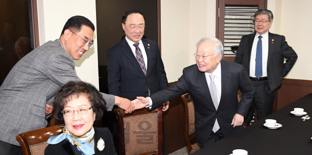 손경식(오른쪽 두번째) 한국경영인총연합회 회장과 김주영 한국노총 위원장이 10일 오전 서울 중구 프레스센터에서 열린 '제10차 일자리위원회'에 참석해 인사를 나누고 있다. 가운데는 홍남기 경제부총리 겸 기획재정부 장관, 오른쪽은 이재갑 고용노동부 장관./오승현기자 2019.4.10