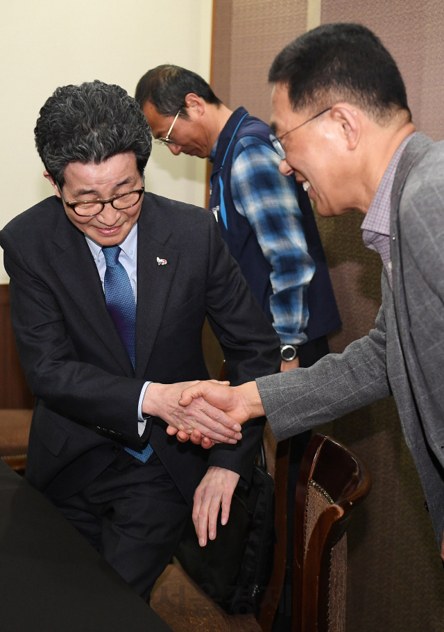 이목희(왼쪽) 대통령 직속 일자리위원회 부위원장과 김주영 한국노총 위원장이 10일 오전 서울 중구 프레스센터에서 열린 '제10차 일자리위원회'에 참석해 인사를 나누고 있다. 가운데는 김명환 민주노총 위원장./오승현기자 2019.4.10