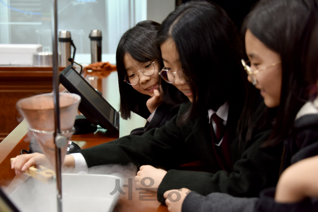 한밭여자중학교 학생들이 ‘초청 과학교실’ 프로그램을 체험하고 있다. 사진제공=한국기초과학지원연구원