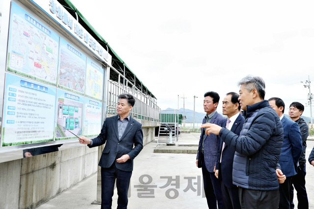 김인식 한국농어촌공사 사장이 11일 경남창원들녘 맑은물 공급사업 현장을 점검하고 있다./사진제공=농어촌공사