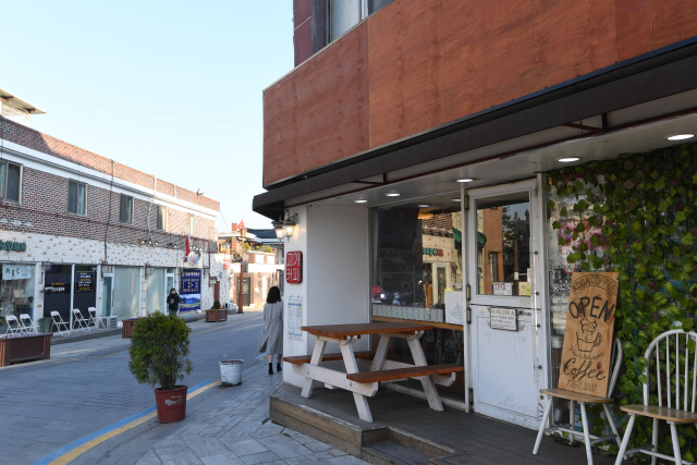 수원의 핫플레이스 ‘행리단길’에는 한옥을 개조한 이색 카페가 즐비해있다. /권욱기자