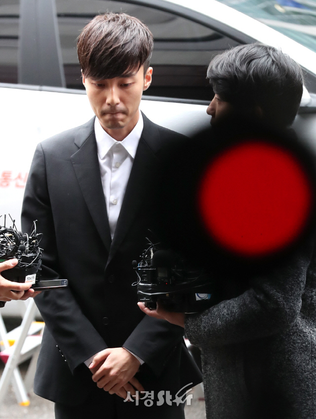 음란물 유포 혐의를 받는 가수 로이킴이 피의자 신분으로 조사를 받기 위해 10일 오후 서울지방경찰청으로 들어서며 인사를 하고 있다. / 사진=양문숙 기자
