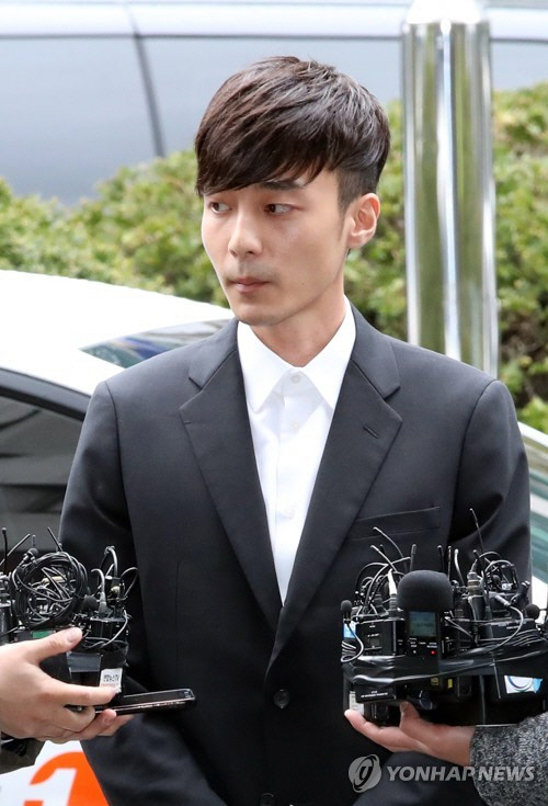 음란물 유포 혐의를 받는 가수 로이킴이 피의자 신분으로 조사를 받기 위해 10일 오후 서울지방경찰청으로 들어서며 인사를 하고 있다. / 사진=연합뉴스