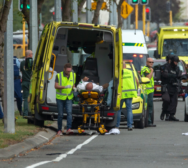 지난달 15일(현지시간) 최악의 총기난사 사건이 발생한 뉴질랜드 크라이스트처치시 모스크 인근에서 부상자가 앰뷸런스로 옮겨지고 있다. /EPA연합뉴스