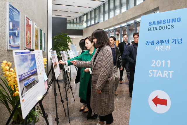 10일 인천 송도동 삼성바이오로직스 본사에서 임직원이 ‘창립 8주년 기념 사진전’에 출품된 작품들을 둘러보고 있다. 삼성바이오로직스 임직원들의 자발적 참여로 마련된 이번 사진전에는 지난 2011년 제1공장 건설 당시의 모습부터 사내 워크숍 행사에 이르는 다양한 사진 작품이 출품됐다. 삼성바이오로직스는 임직원들의 투표로 우수 출품작을 선정해 소정의 상품을 증정할 계획이다. /사진제공=삼성바이오로직스