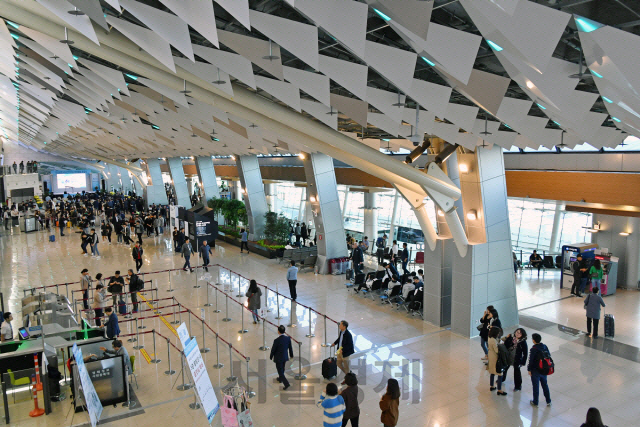 10년에 걸친 리모델링 사업을 마치고 지난해 10월 17일 정식 개장한 김포공항 국내선 여객터미널.   /서울경제DB