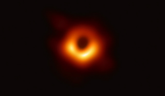 사상 최초로 10일(한국시간) 오후 공개된 블랙홀의 실제 모습. 한국을 비롯한 주요국 연구진으로 이뤄진 ‘EHT’프로젝트를 통해 관측된 처녀자리 블랙홀 ‘M87’이다. /사진제공=EHT