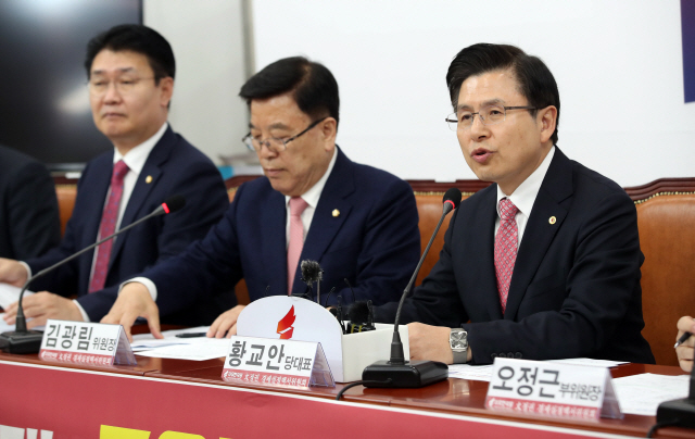 자유한국당 황교안 대표(오른쪽)가 10일 오후 서울 여의도 국회에서 열린 문 정권 경제실정백서 특별위원회 회의에서 모두발언을 하고 있다. /연합뉴스