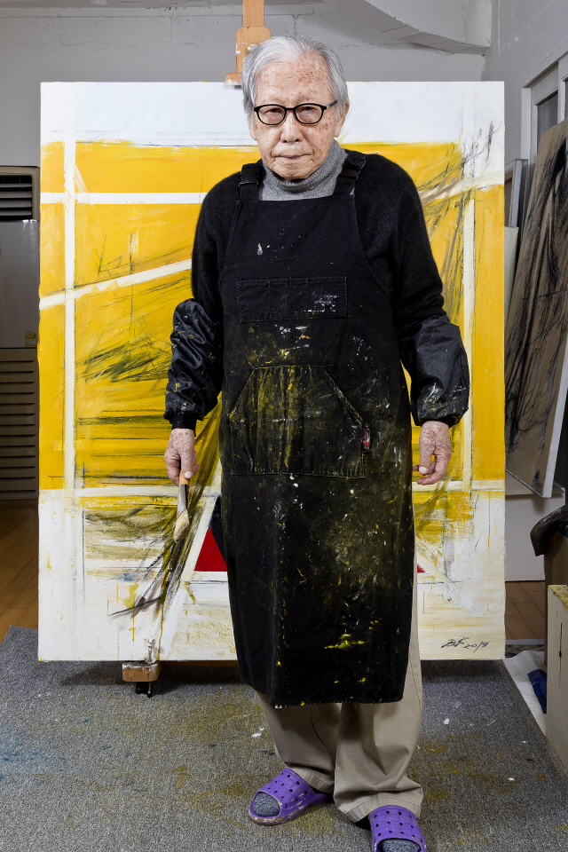 작업실에서 그림을 그리고 있는 103세의 화가 김병기. /사진제공=가나아트갤러리