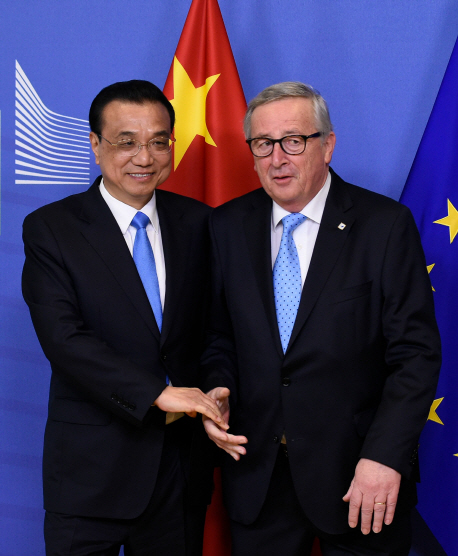 리커창(왼쪽) 중국 총리가 9일(현지시간) 장클로드 융커 유럽연합(EU) 집행위원장과 벨기에 브뤼셀에서 정상회담 후 기념촬영을 하고 있다.   /브뤼셀=AFP연합뉴스