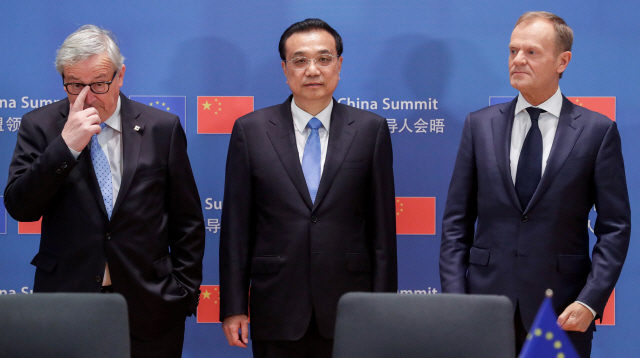리커창(가운데) 중국 총리와 장클로드 융커(왼쪽) EU 집행위원장, 도날트 투스크(오른쪽) EU 정상회의 상임의장이 9일 브뤼셀에서 중국·EU 정상회담을 연 뒤 공동선언 발표 전에 대기하고 있다. /로이터연합뉴스