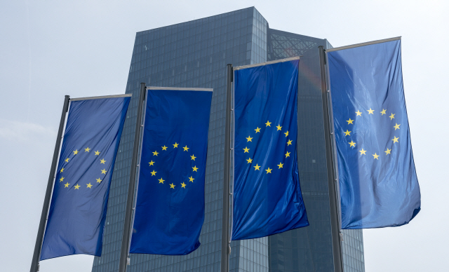 10일(현지시간) 독일 프랑크푸르트에서 유럽중앙은행(ECB)을 배경으로 유로기가 휘날리고 있다. /프랑크푸르트=EPA연합뉴스